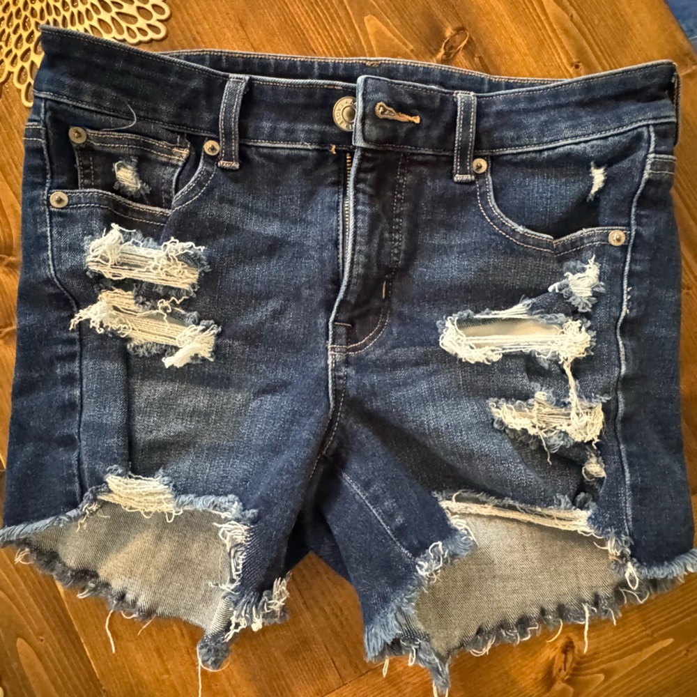 American Eagle “The Dream Short” Distressed Denim Shorts – Size 6